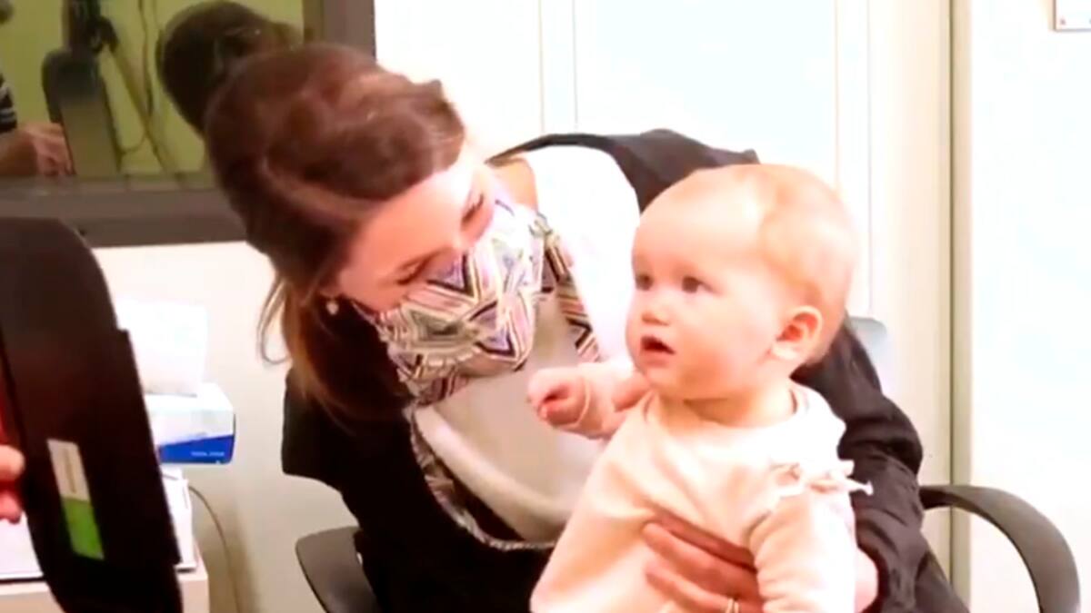 La reacción de una bebé al escuchar a su mamá por primera vez