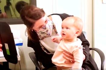 La reacción de una bebé al escuchar a su mamá por primera vez