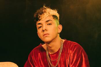 Famoso rapero chileno "Metalingüística" recibió de regalo la camiseta de la UC