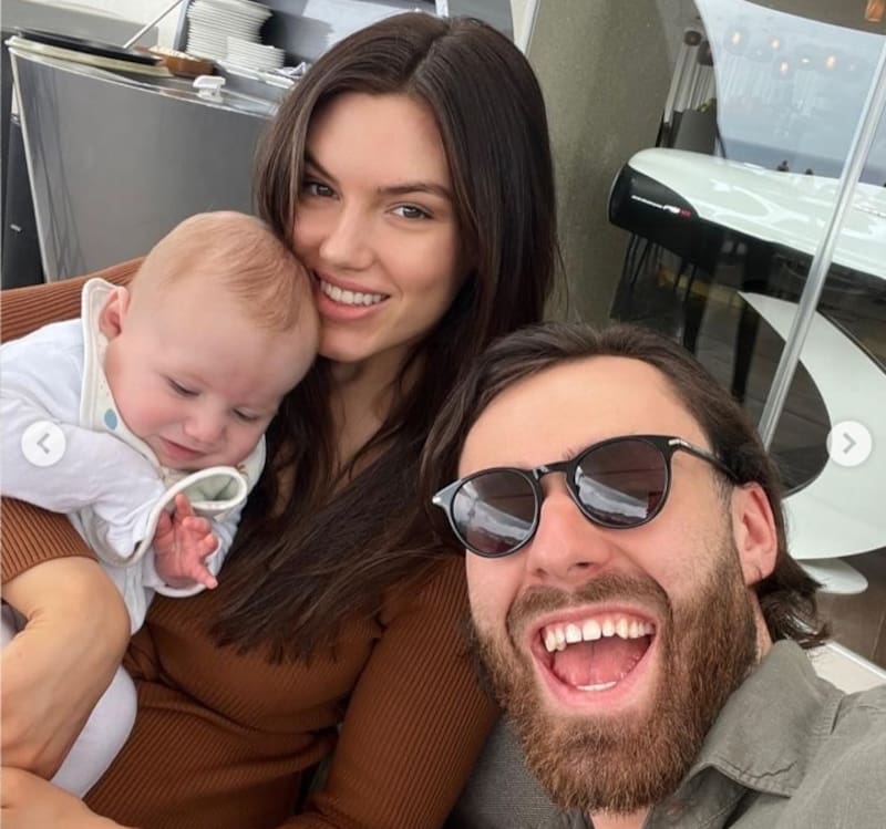 El delantero chileno disfruta de sus vacaciones junto a su familia.