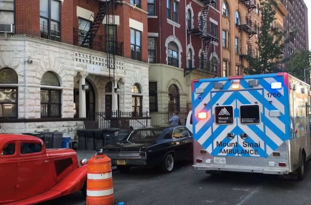 Menor de 3 años muere tras caer por la ventana de un cuarto piso mientras saltaba en una cama
