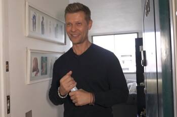 Acogedor y con colecciones de perfumes y vinos: Neilas Katinas mostró el departamento que comparte junto a su esposo