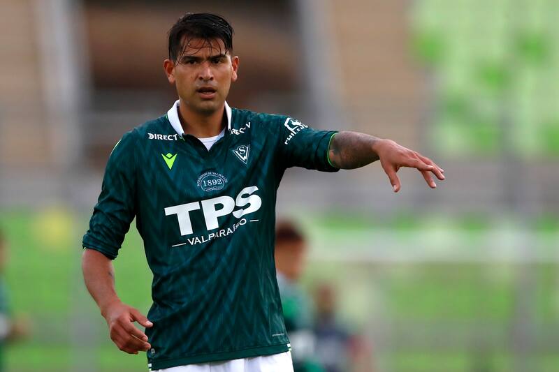 está a un paso de meterse dentro de los 10 goleadores históricos de Santiago Wanderers. /Photosport