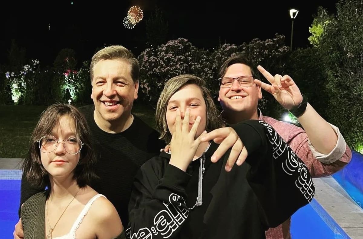 Julio César Rodríguez muestra su orgullo por el gran logro de su hijo mayor, Felipe Rodríguez