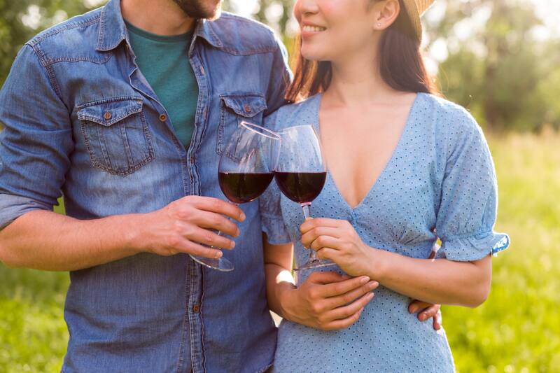 Celebra el amor en esta fecha especial compartiendo una copa de vino en las viñas de nuestro país.