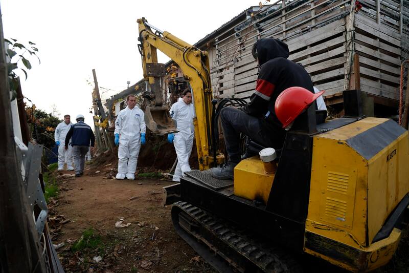 La PDI se encuentra trabajando en el domicilio de Bustamante luego de que este revelara la existencia de dos personas fallecidas enterradas en su patio.