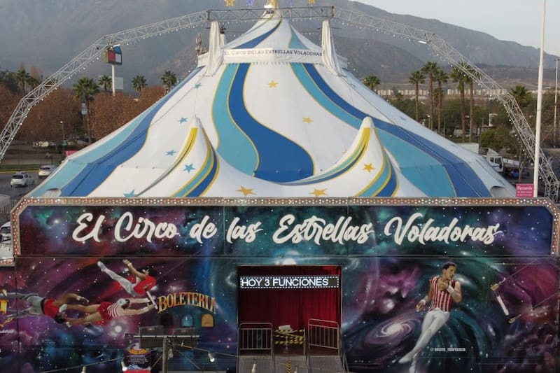 El Circo de Las Estrellas Voladores realiza entre 1 y 3 funciones diarias.