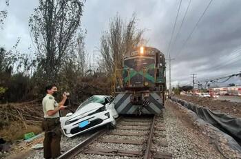 Hombre muere luego que su vehículo haya sido arrastrado 100 metros por tren de carga
