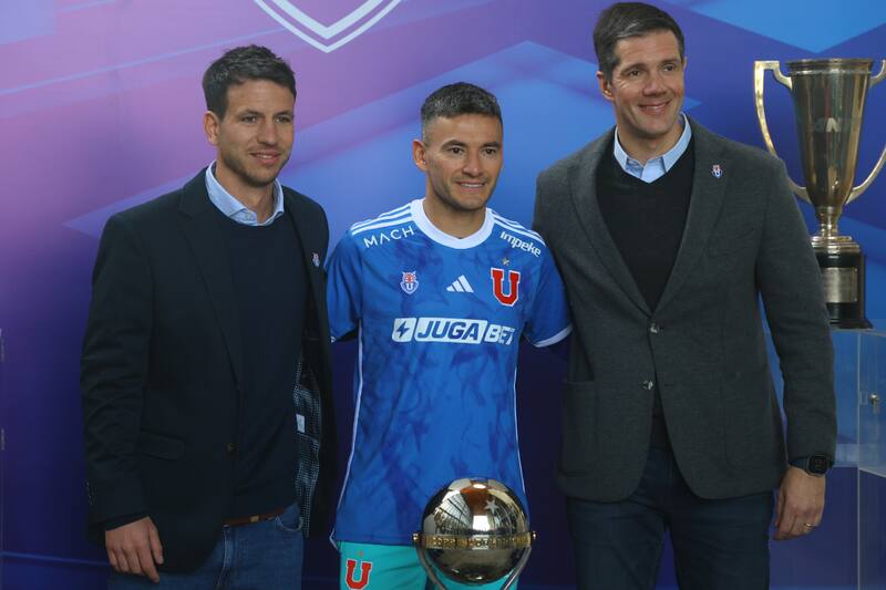 Presentación de Charles Aránguiz con la dirigencia de la U.