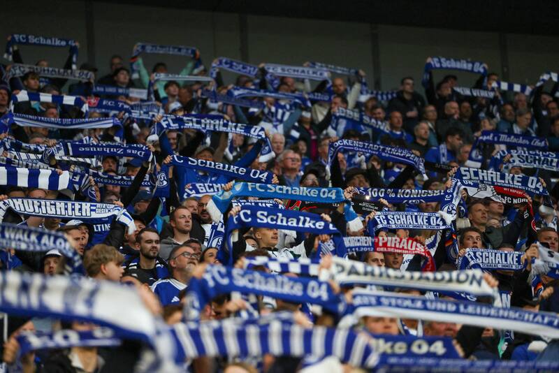 repletó su estadio en la Segunda División alemana. Foto: @s04.