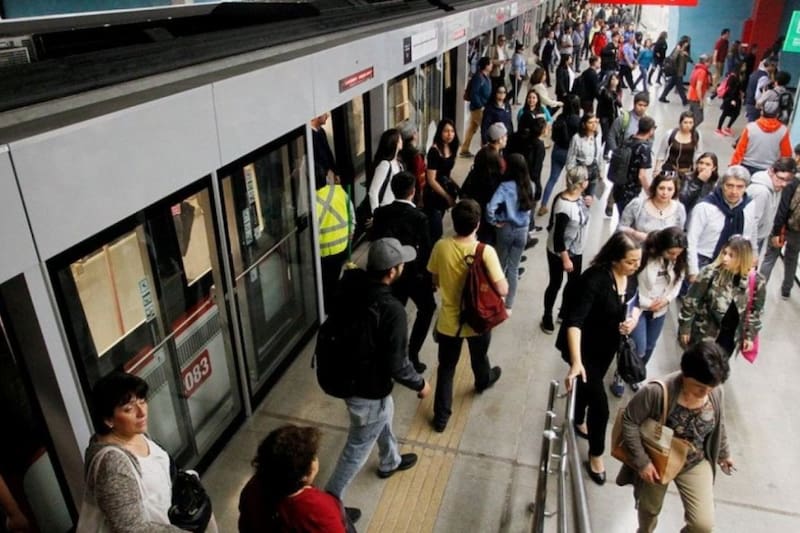Desde sus redes sociales, Metro de Santiago informó los cambios que realizará en su horario de apertura durante las fiestas de fin de año.