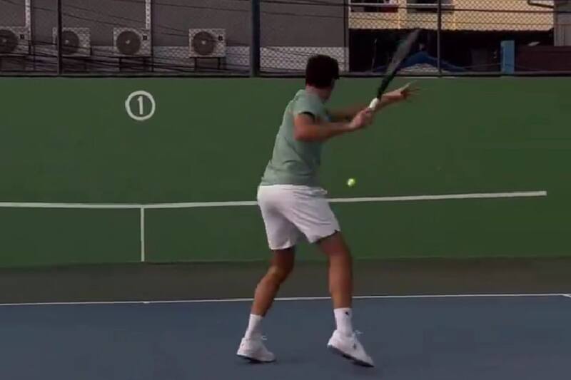 sigue mostrando sus dotes tenísticos luego de su retiro.