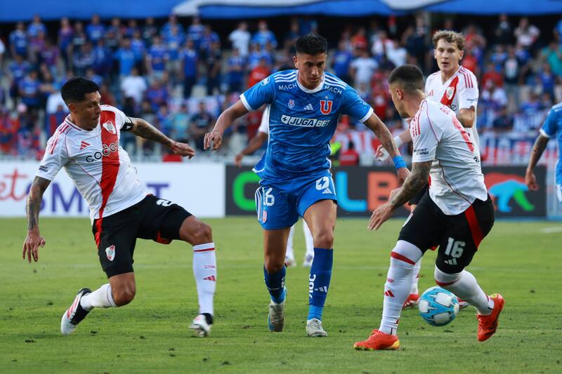 Matías Sepulveda, izquierda, juega el balon contra River Plate.