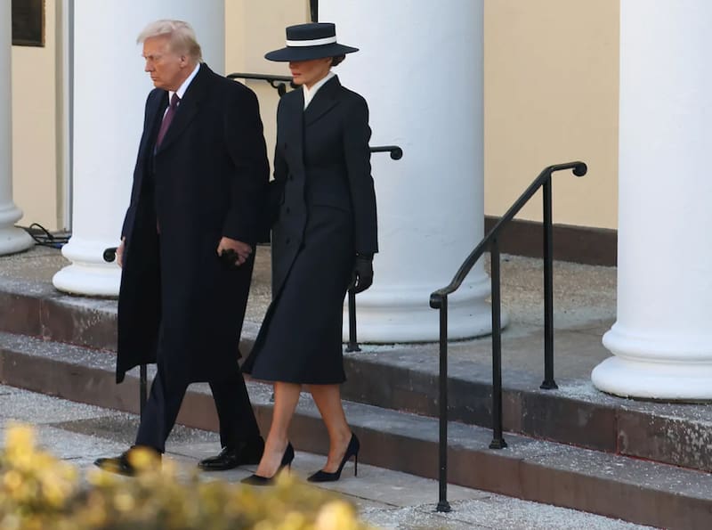 La esposa de Donald Trump se lució con su moderno traje.