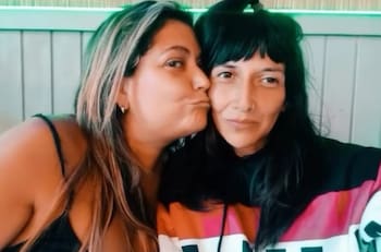 “¿Se te dio vuelta el paraguas?“: Filtran nuevo video de Denisse Campos y su amiga en bar de Viña del Mar