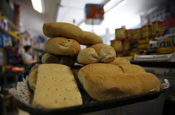 Ahora en el sur: precio del pan alcanzó los $2 mil por kilo en segunda ciudad durante esta semana