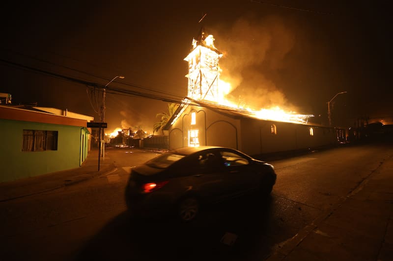 Hasta esta hora, se estima que las llamas ya consumieron más de 18 mil hectáreas, dejando a miles de familias sin sus hogares. Créditos: Carlos Acuna/Aton Chile.