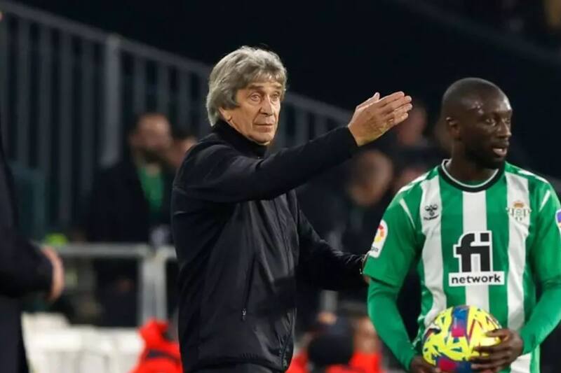 junto a Youssouf Sabaly, durante un partido del Betis. Foto: EFE.