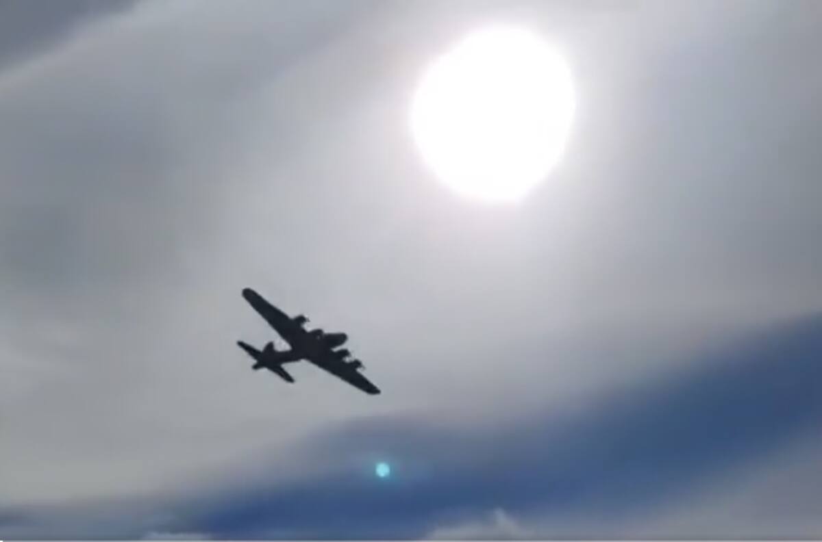 VIDEO | Impresionante choque aéreo entre un Bombardeo B-17 y una avioneta en Dallas