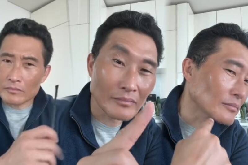 El actor Daniel Dae Kim haciendo mewing.
