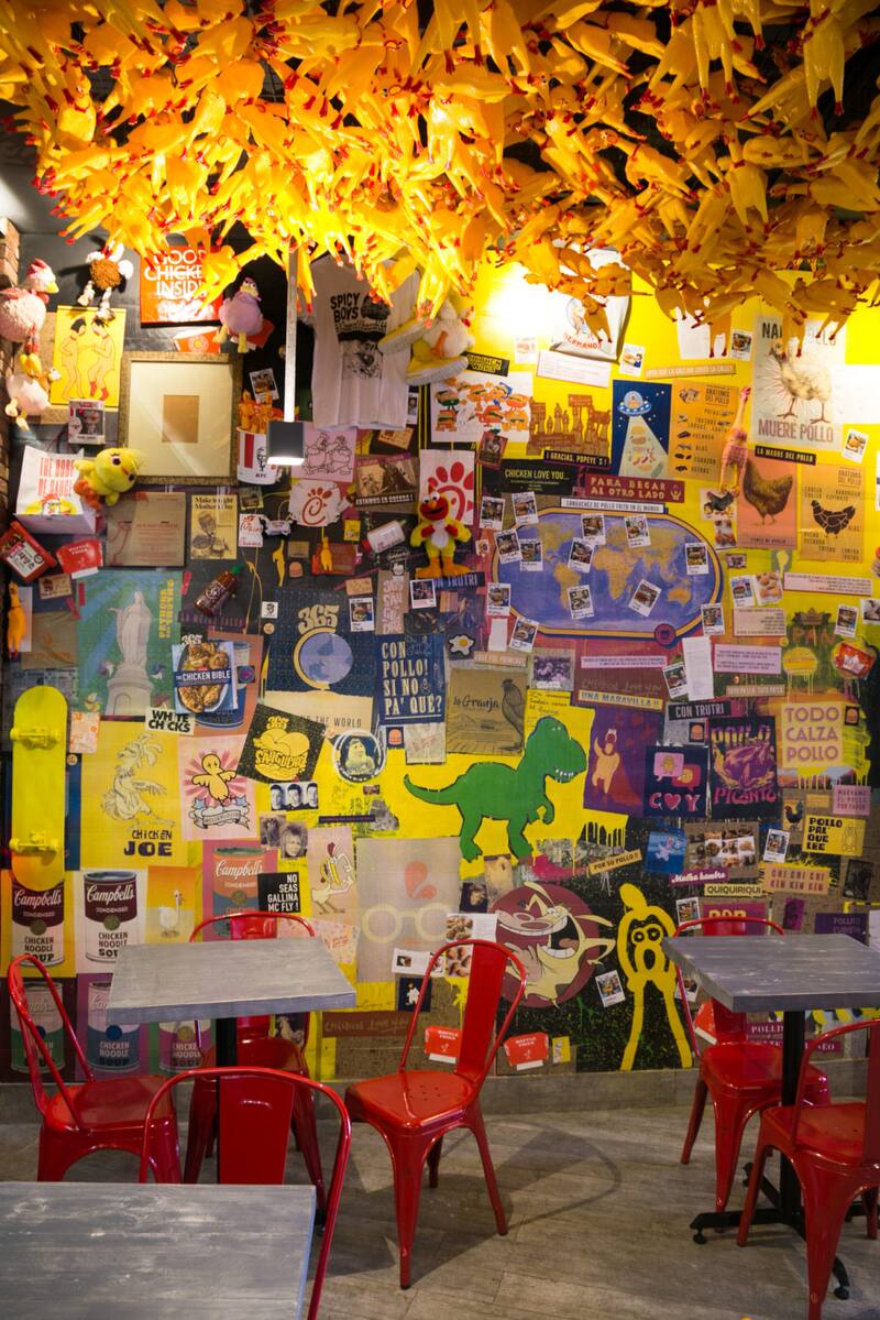 Chicken Love You sigue una estética de cultura pop.