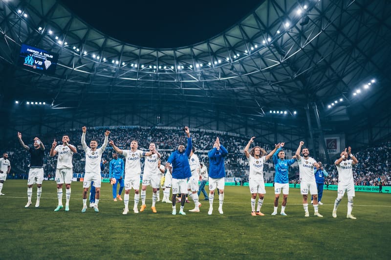 Marsella derrotó a Auxerre y se ilusiona con pelear por el título en Ligue 1.