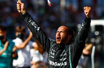 Lewis Hamilton tras sacar de carrera a Max Verstappen: "Siempre correré duro, pero de forma justa"