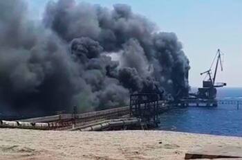 VIDEO | Feroz incendio afecta el muelle del terminal portuario de Mejillones