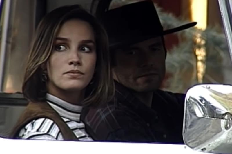 y Bastián Bodenhöfer actuando en Rojo y Miel, teleserie emitida por TVN en 1994.