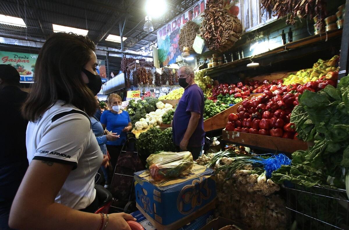Eliminación del IVA transitoria: Piden a Gabriel Boric bajar el impuesto en alimentos de la canasta básica
