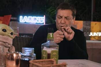 Julio César Rodríguez fumó marihuana junto a Baby Yoda y Harry Nach en un nuevo capítulo de “La Junta”