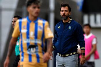 Gustavo Leal, el DT brasileño que dirigió 8 partidos en Everton, fue presentado en su nuevo club