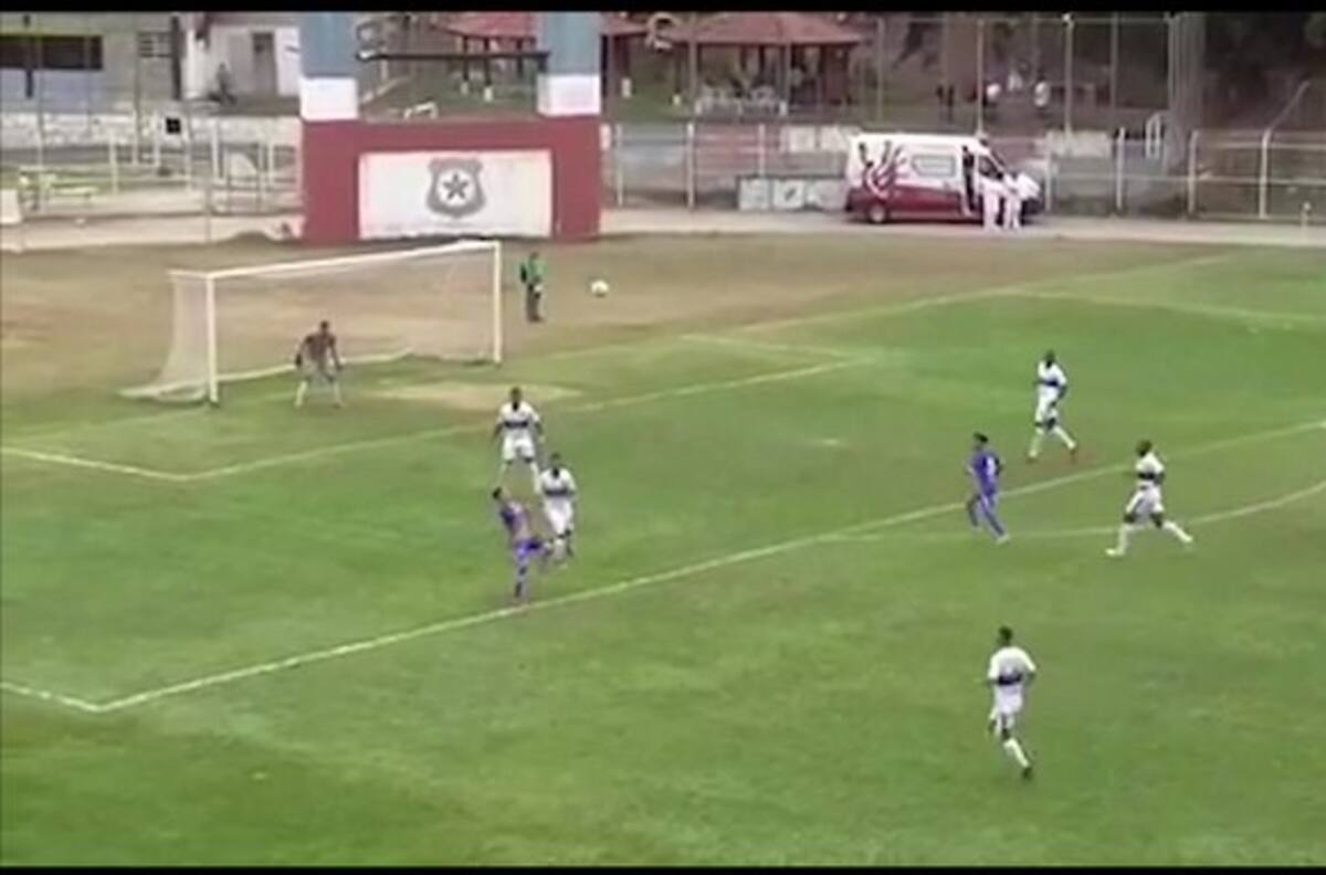 Al Puskas: El gol de chilena desde el borde del área en Segunda de Brasil