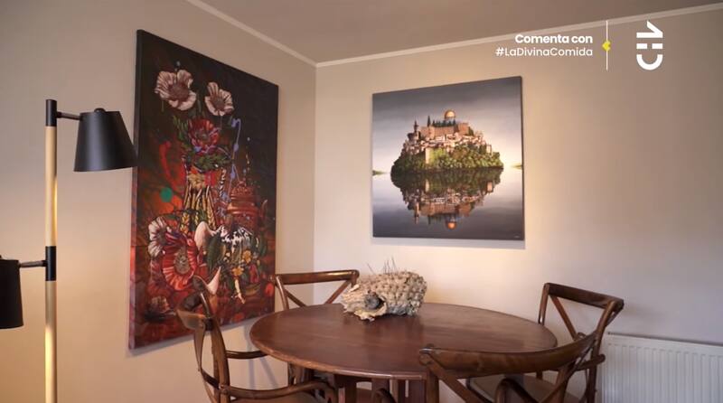 Luis Gnecco mostró el departamento donde está viviendo, el cual está lleno de arte, libros y muebles prestador por un reconocido actor.