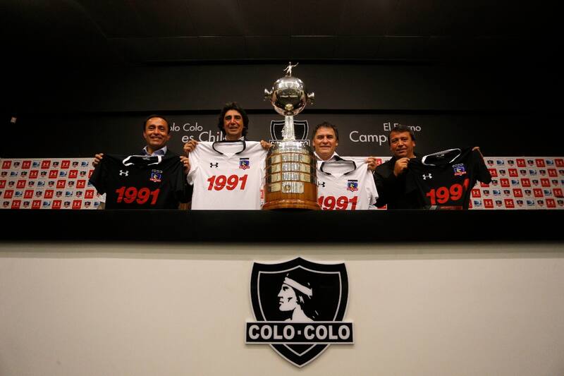 en la presentación de la camiseta conmemorativa de Colo Colo 1991.