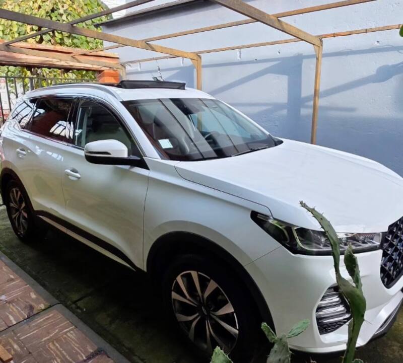 La modelo se lució en sus redes sociales con su SUV.