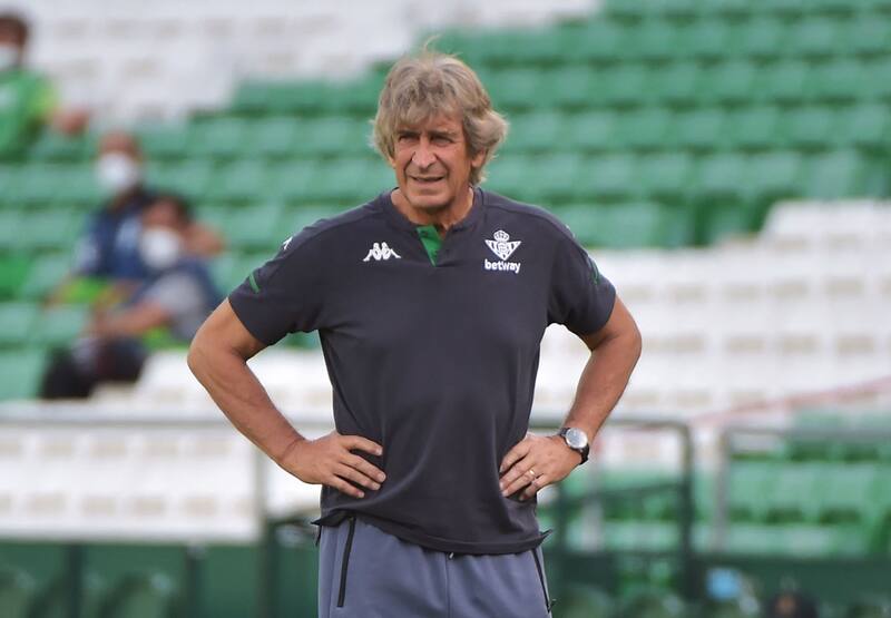 podría perder a uno de sus zagueros en el Betis. (Photo by CRISTINA QUICLER / AFP)