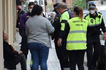 Sujeto golpeó brutalmente a su madre en plena calle: fue detenido
