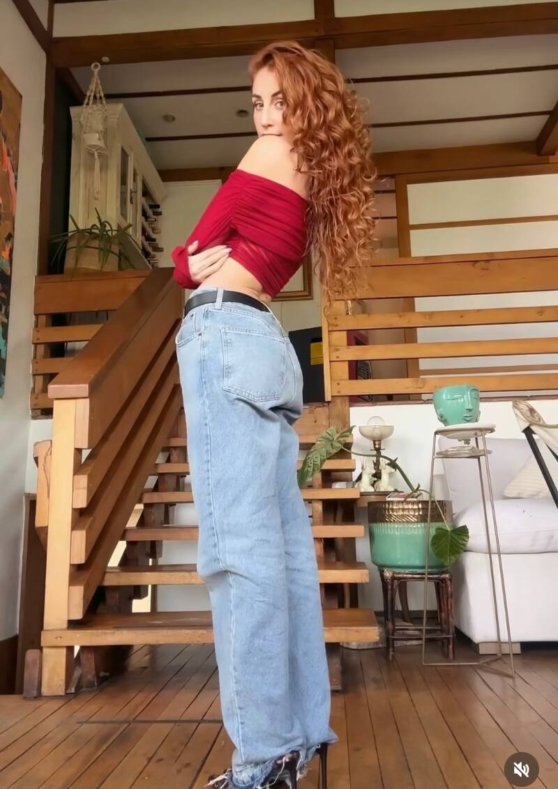 Daniela Castro sorprendió con radical tono de cabello.