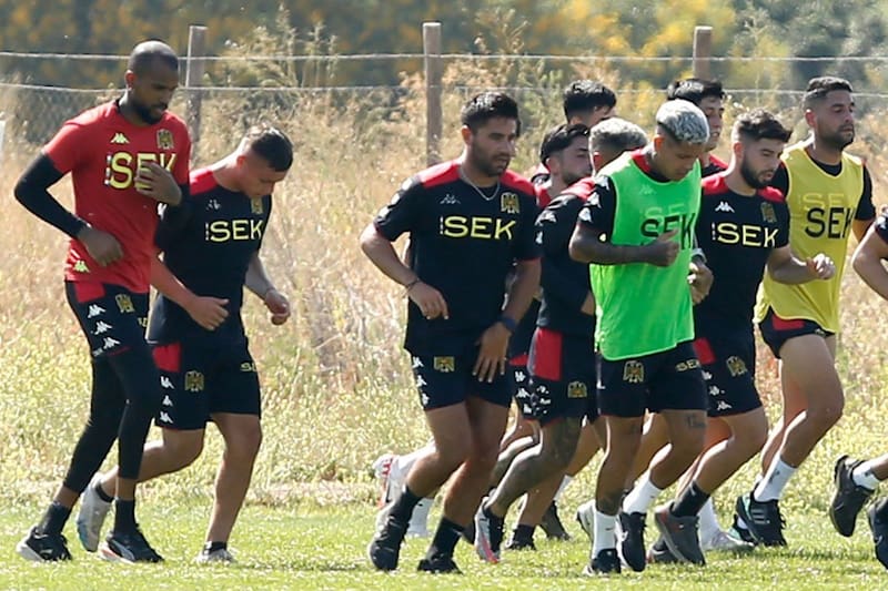 Luis Mejía (primero de izquierda a derecha) está a un paso de partir a Nacional de Montevideo. Foto: Unión Española.