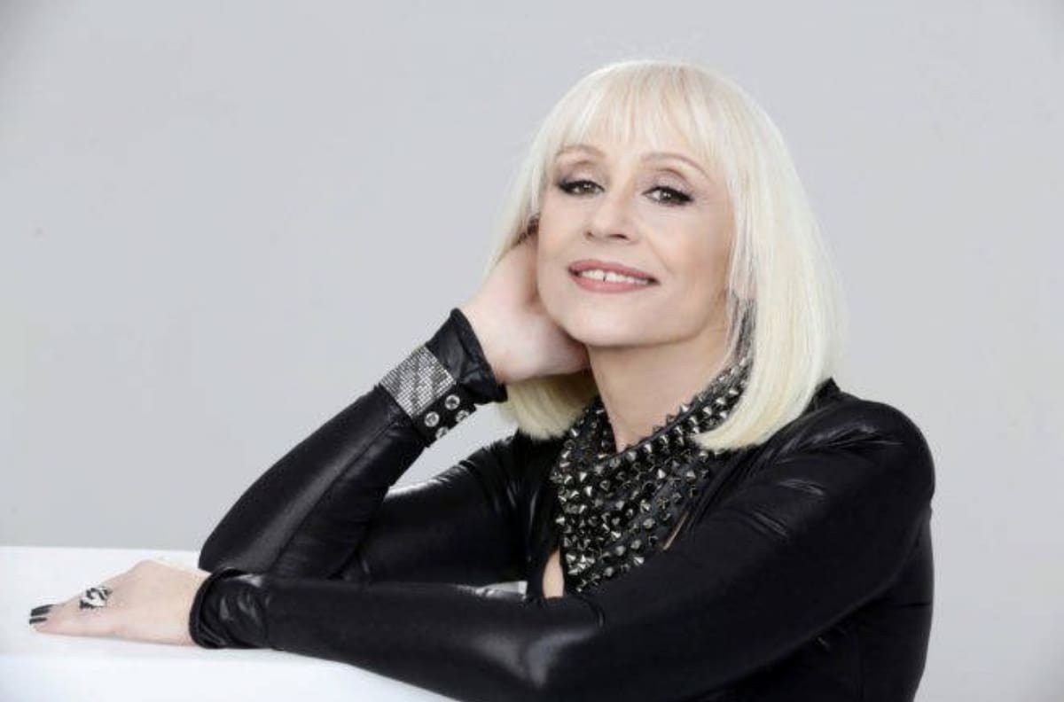 "Se ha ido a un mundo mejor": A los 78 años falleció la cantante italiana Raffaella Carrà