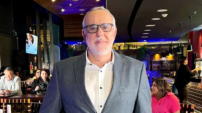 está trabajando en como locutor radial.