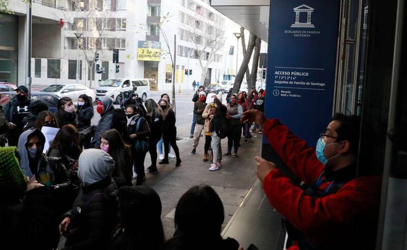 Santiago, 28 de julio de 2020
Mujeres hacen largas filas en la entrada del Juzgado de Familia, luego de que se abriera la posibilidad de percibir la la deuda de pension alimenticia, con el 10% de retiro de las AFP.
Andres Piña/Aton Chile