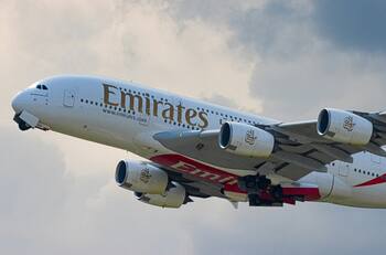 Emirates busca tripulantes de cabina en Chile entregándoles residencia en Dubái: Estos son los requisitos