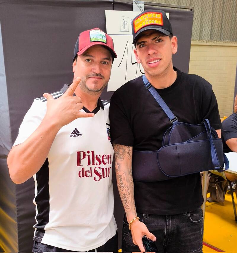 Carlos Palacios usando cabestrillo por su reciente lesión.