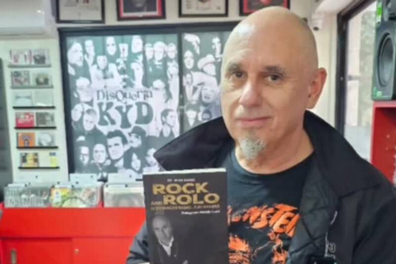 El comunicador sujetando su libro titulado Rock and Rolo, donde habla de su vida ligada a la música y la radio.