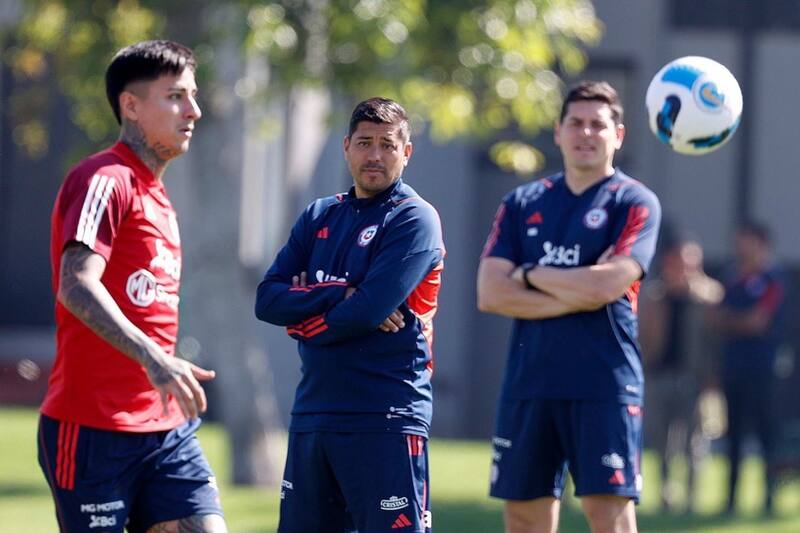 al mando de un entrenamiento de La Roja.