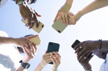 ¿Cómo funciona y cuáles son las excepciones? Esto es lo que se sabe del proyecto que prohíbe celulares en colegios