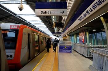 Metro de Santiago restablece el servicio en estaciones de Línea 4 tras cierre por persona en la vía