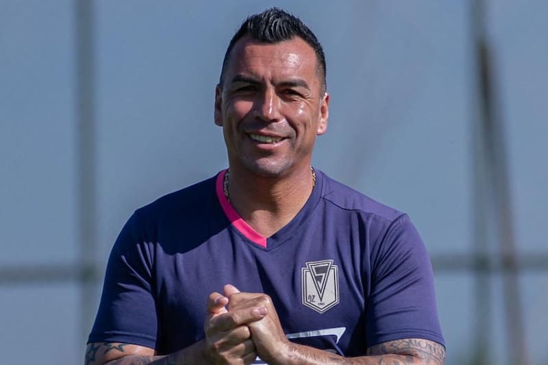 El ex delantero estuvo presente en el banco de suplentes vs Magallanes, y La Academia pidió los puntos. Foto: Santiago Morning.